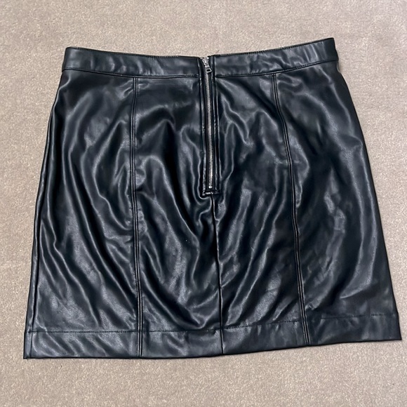 DYNAMITE VEGAN LEATHER SKIRT - Picture 3 of 3